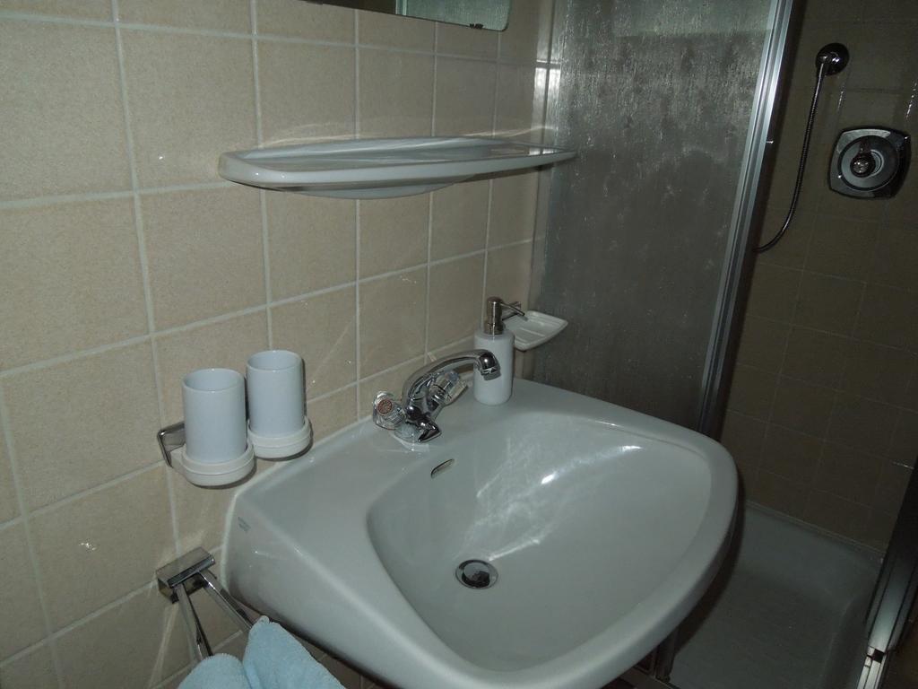 Haus Bergkranz Panzió Lermoos Szoba fotó
